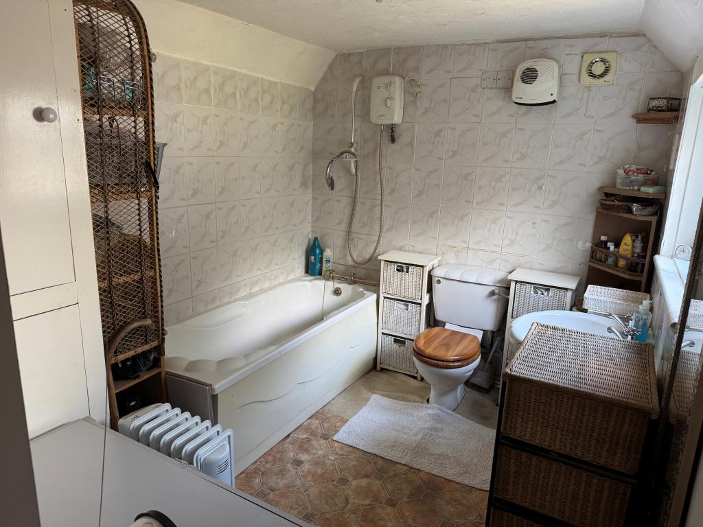 Lot: 102 - PAIR OF FREEHOLD COTTAGES IN A POPULAR VILLAGE LOCATION - A Photo of the Bathroom in Cottage One
